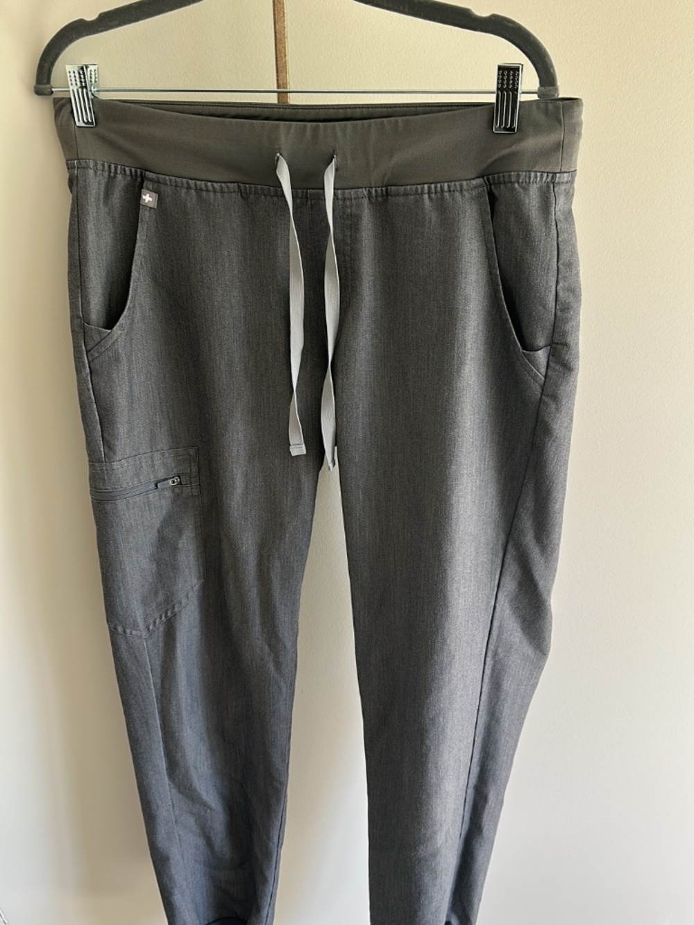 FIGS women’s scrub set (gray) - Picture 8 of 9